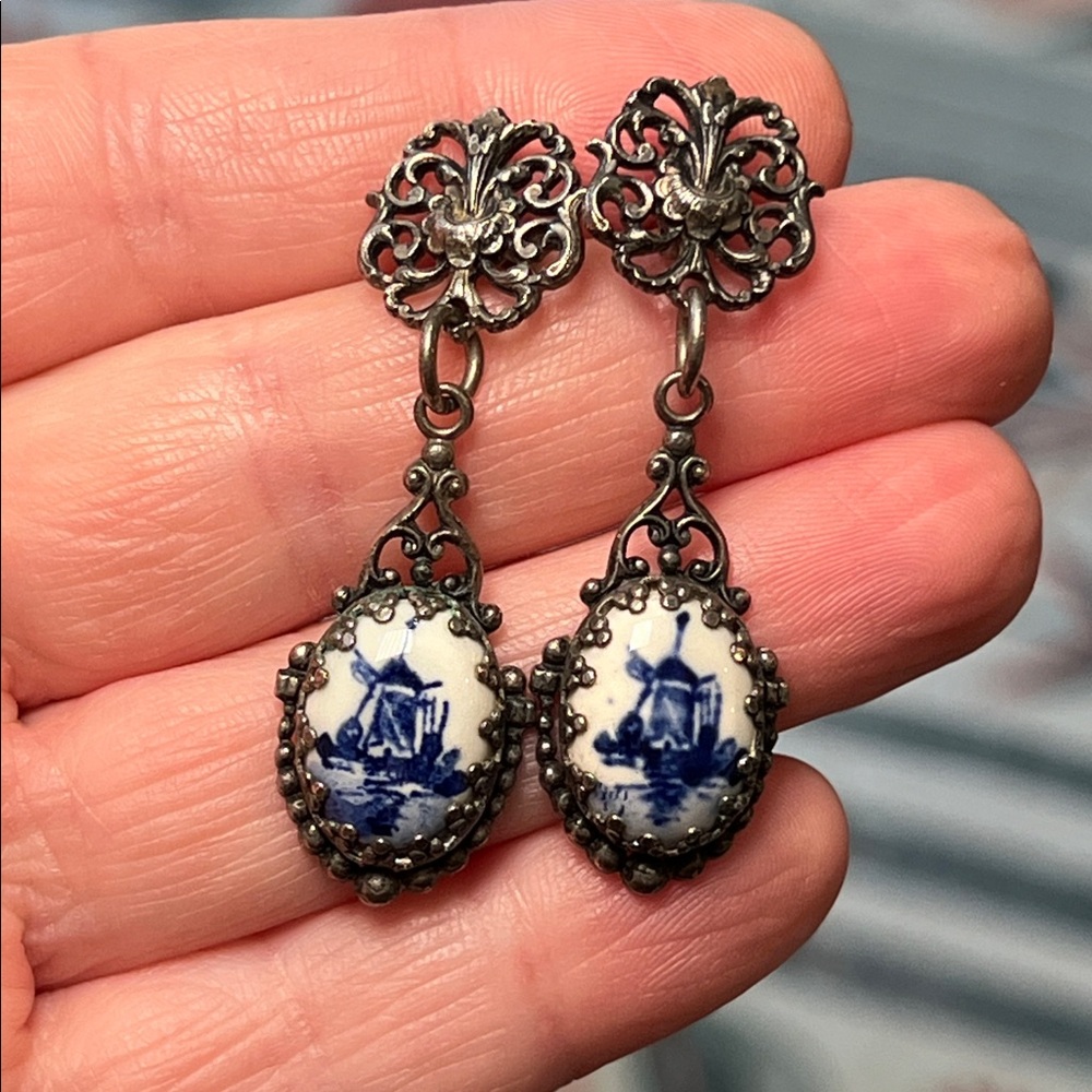 VTG Ornate Silver Plated Delft Blue White Porcelain Windmill Dangle Earrings - Picture 5 of 7
